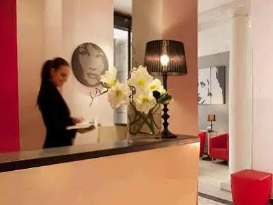 Villathena باريس